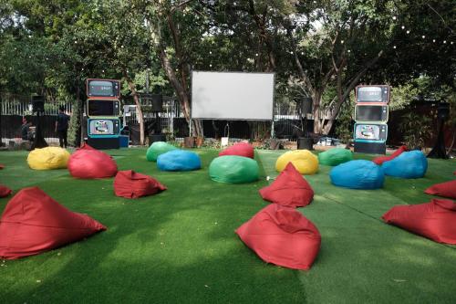 Misbar Cinema: Menjajal Pengalaman Nonton Layar Tancep Kekinian